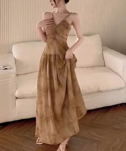 ENLIKE(エンリケ)の「Vネックフレアスカートロングワンピ(ワンピース・レディース・ブラウン/ベージュ・FREE)」の16枚目の写真