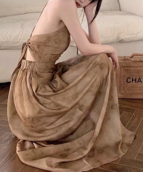 ENLIKE(エンリケ)の「Vネックフレアスカートロングワンピ(ワンピース・レディース・ブラウン/ベージュ・FREE)」の9枚目の写真