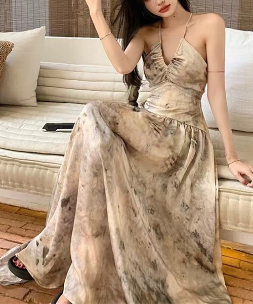 ENLIKE(エンリケ)の「Vネックフレアスカートロングワンピ(ワンピース・レディース・ブラウン/ベージュ・FREE)」の6枚目の写真