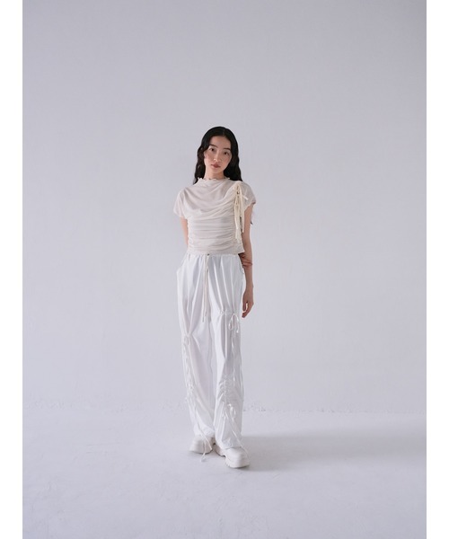 Uenui（ウニュイ）の「【ZOZO限定】ストリング ギャザー ナイロン イージーパンツ リボン ワイド ストレート（スウェットパンツ・レディース・ホワイト/ブラック・FREE）」の9枚目の写真