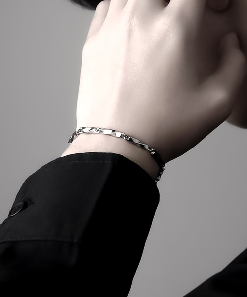 DiamondHearts(ダイヤモンドハーツ)の「ツイストチェーンブレスレット(ブレスレット・メンズ・シルバー・LARGE/MEDIUM/SMALL)」の1枚目の写真