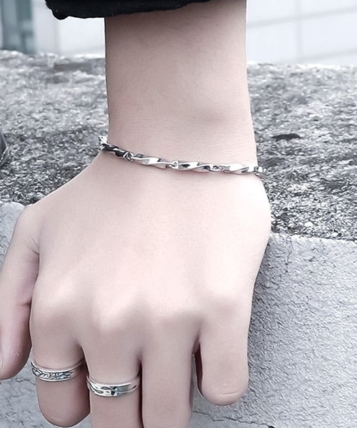 DiamondHearts(ダイヤモンドハーツ)の「ツイストチェーンブレスレット(ブレスレット・メンズ・シルバー・LARGE/MEDIUM/SMALL)」の2枚目の写真