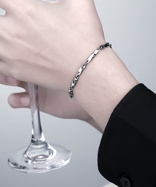 DiamondHearts(ダイヤモンドハーツ)の「ツイストチェーンブレスレット(ブレスレット・メンズ・シルバー・LARGE/MEDIUM/SMALL)」の3枚目の写真