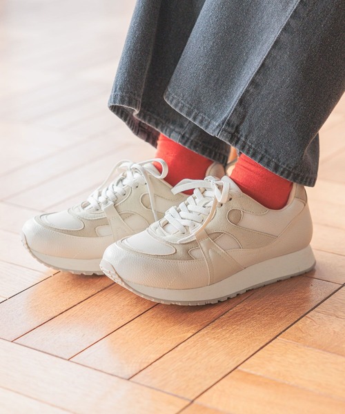 studio CLIP（スタディオクリップ）の「【みんなのリクエストシューズ/撥水】軽らくハレ雨スニーカー（スニーカー・レディース・オフホワイト/グレー/ブラック・MEDIUM/LARGE）」の2枚目の写真