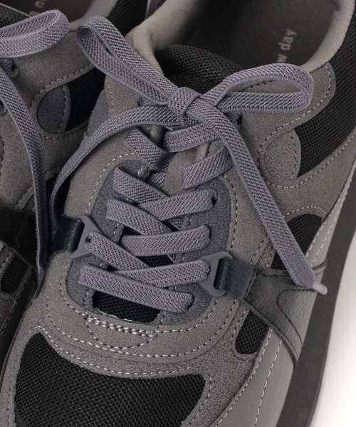 studio CLIP（スタディオクリップ）の「【みんなのリクエストシューズ/撥水】軽らくハレ雨スニーカー（スニーカー・レディース・オフホワイト/グレー/ブラック・MEDIUM/LARGE）」の5枚目の写真