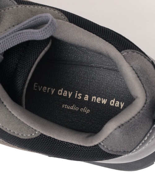 studio CLIP（スタディオクリップ）の「【みんなのリクエストシューズ/撥水】軽らくハレ雨スニーカー（スニーカー・レディース・オフホワイト/グレー/ブラック・MEDIUM/LARGE）」の7枚目の写真