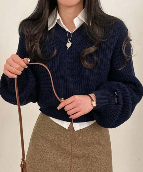 Girly Doll(ガーリードール)の「ボリュームスリーブVネックニット(ニット/セーター・レディース・ピンク/レッド/ベージュ/ネイビー/グレー/ブルー・FREE)」の1枚目の写真