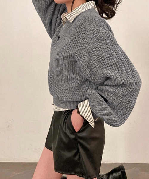 Girly Doll(ガーリードール)の「ボリュームスリーブVネックニット(ニット/セーター・レディース・ピンク/レッド/ベージュ/ネイビー/グレー/ブルー・FREE)」の9枚目の写真