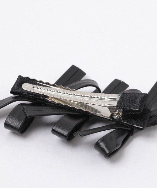 FOREVER 21（フォーエバー トゥエンティーワン）の「3連リボンフェイクレザークリップ（シュシュ・レディース・ブラウン系その他/ブラック・FREE）」の4枚目の写真