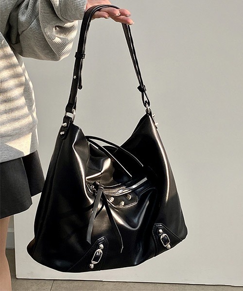 SVEC（シュベック）の「バックル ファスナー ショルダーバッグ（ショルダーバッグ・レディース・ブラック・FREE）」の2枚目の写真