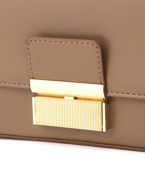 FREE'S MART（フリーズマート）の「◆メタルフラップバッグ（ショルダーバッグ・レディース・ベージュ/ブラック/ホワイト・ﾌﾘ-）」の15枚目の写真