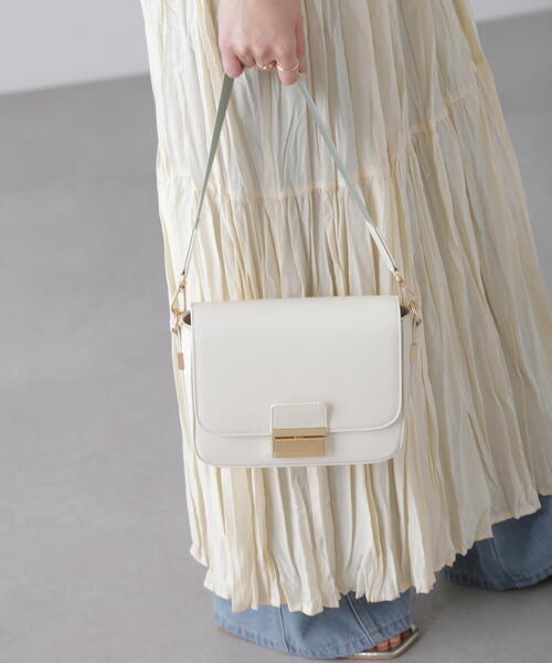 FREE'S MART（フリーズマート）の「◆メタルフラップバッグ（ショルダーバッグ・レディース・ベージュ/ブラック/ホワイト・ﾌﾘ-）」の2枚目の写真