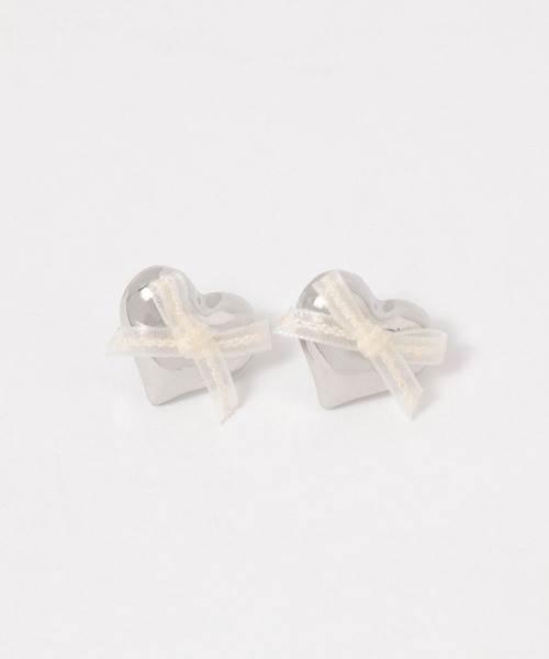 FOREVER 21(フォーエバー トゥエンティーワン)の「ハートリボンピアス(ピアス(両耳用)・レディース・ゴールド/シルバー・FREE)」の2枚目の写真