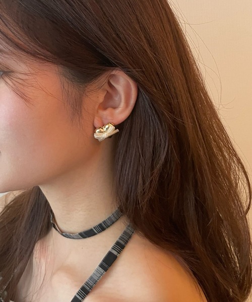 FOREVER 21(フォーエバー トゥエンティーワン)の「ハートリボンピアス(ピアス(両耳用)・レディース・ゴールド/シルバー・FREE)」の1枚目の写真