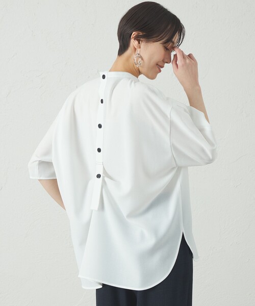 CAST:（キャストコロン）の「【接触冷感/UV効果/着用しわ軽減】バックボタンショートスリーブブラウス（シャツ/ブラウス・レディース・ネイビー/グリーン/ピンク系その他2/ホワイト・S/M）」の2枚目の写真