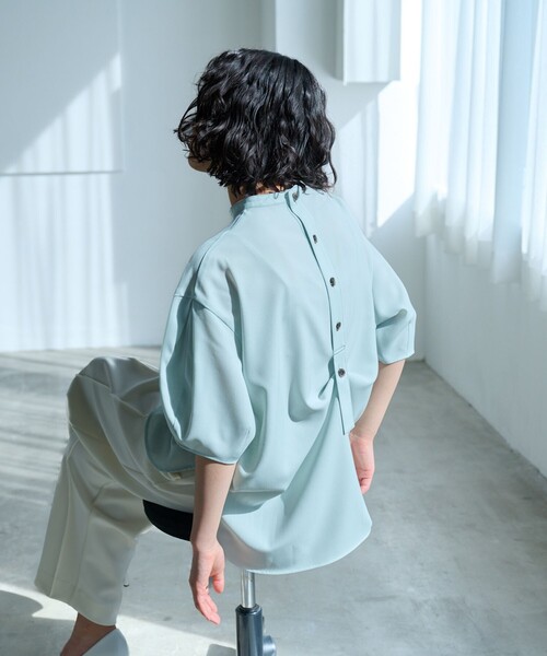 CAST:（キャストコロン）の「【接触冷感/UV効果/着用しわ軽減】バックボタンショートスリーブブラウス（シャツ/ブラウス・レディース・ネイビー/グリーン/ピンク系その他2/ホワイト・S/M）」の3枚目の写真