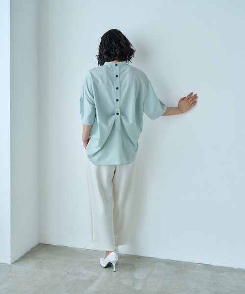 CAST:（キャストコロン）の「【接触冷感/UV効果/着用しわ軽減】バックボタンショートスリーブブラウス（シャツ/ブラウス・レディース・ネイビー/グリーン/ピンク系その他2/ホワイト・S/M）」の12枚目の写真