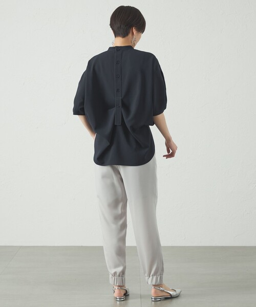 CAST:（キャストコロン）の「【接触冷感/UV効果/着用しわ軽減】バックボタンショートスリーブブラウス（シャツ/ブラウス・レディース・ネイビー/グリーン/ピンク系その他2/ホワイト・S/M）」の15枚目の写真