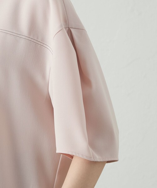 CAST:（キャストコロン）の「【接触冷感/UV効果/着用しわ軽減】バックボタンショートスリーブブラウス（シャツ/ブラウス・レディース・ネイビー/グリーン/ピンク系その他2/ホワイト・S/M）」の6枚目の写真