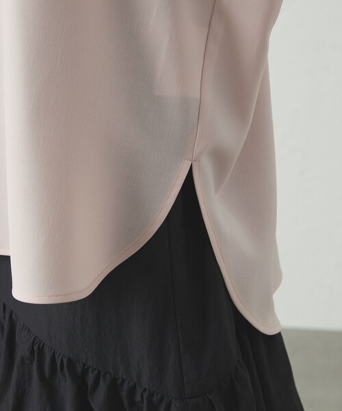 CAST:（キャストコロン）の「【接触冷感/UV効果/着用しわ軽減】バックボタンショートスリーブブラウス（シャツ/ブラウス・レディース・ネイビー/グリーン/ピンク系その他2/ホワイト・S/M）」の7枚目の写真