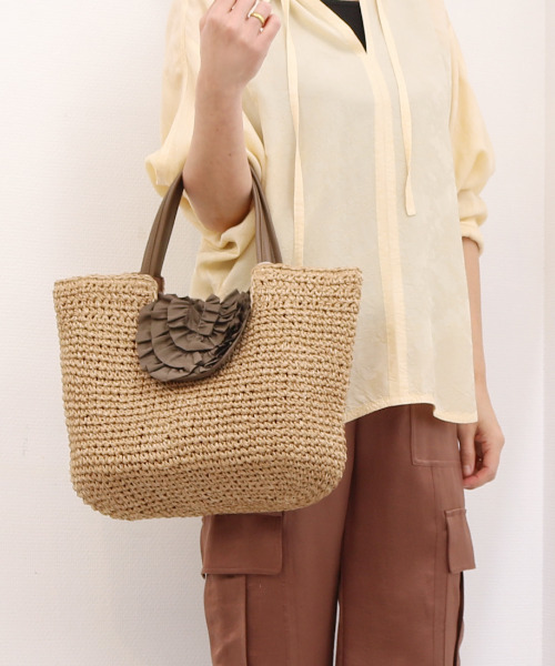 cache cache(カシュ カシュ)の「カシュカシュ cachecache / フリルフラップクロッシェトート(かごバッグ・レディース・ブラック/ブラウン/グリーン・FREE)」の2枚目の写真