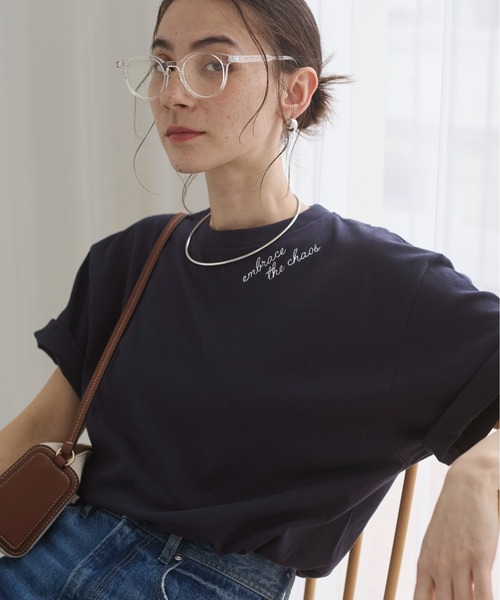 ANGIE(アンジー)の「刺繍 ロゴ Tシャツ (半袖)(Tシャツ/カットソー・レディース・ネイビー/ホワイト/ダークブラウン/ライトベージュ・MEDIUM/LARGE)」の4枚目の写真