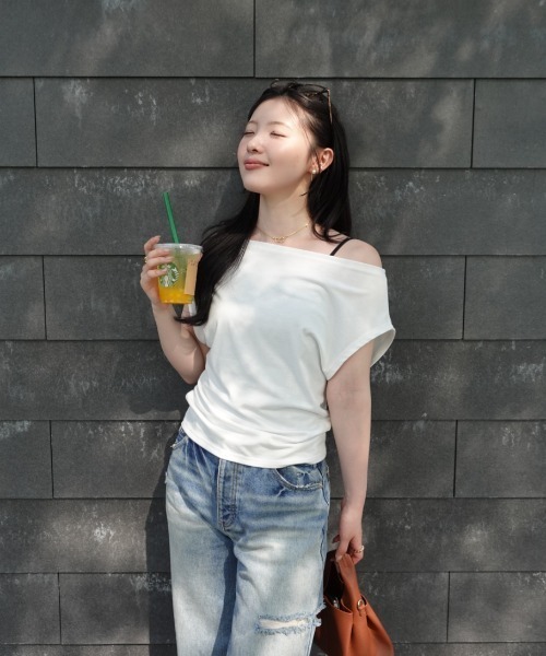 SENEE（セニー）の「one shoulder tops（ワンショルダートップス）（Tシャツ/カットソー・レディース・ホワイト/ブラック・FREE）」の17枚目の写真