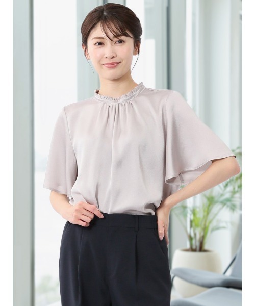 m.f.editorial（エムエフエディトリアル）の「【接触冷感 UVカット イージーケア】m.f.エディトリアルレディース ギャザーネック半袖プルオーバーブラウス（シャツ/ブラウス・レディース・アイボリー/グレー系その他2/ベージュ・MEDIUM/LARGE）」の2枚目の写真