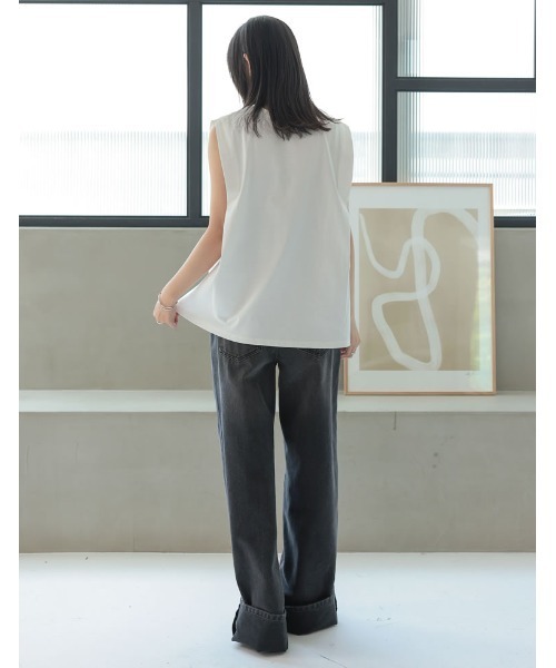 Re:EDIT(リエディ)の「二の腕すっきり見え 綿100% ショルダータックノースリーブTシャツ(Tシャツ/カットソー・レディース・ブラック/オフホワイト/チャコールグレー・MEDIUM/LARGE)」の6枚目の写真