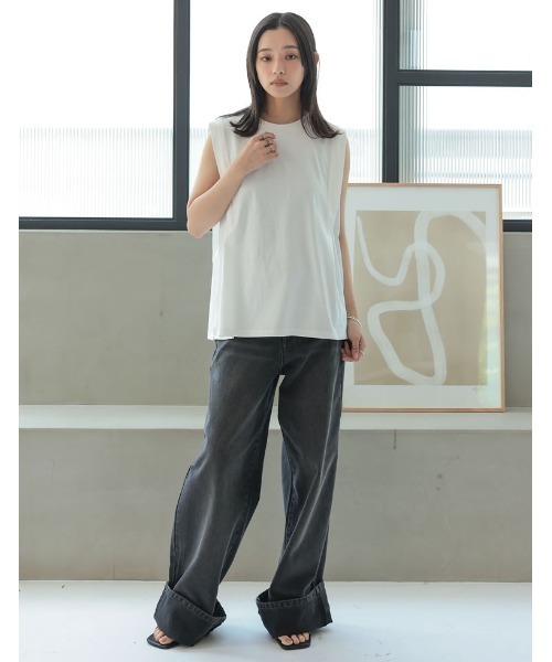 Re:EDIT(リエディ)の「二の腕すっきり見え 綿100% ショルダータックノースリーブTシャツ(Tシャツ/カットソー・レディース・ブラック/オフホワイト/チャコールグレー・MEDIUM/LARGE)」の5枚目の写真