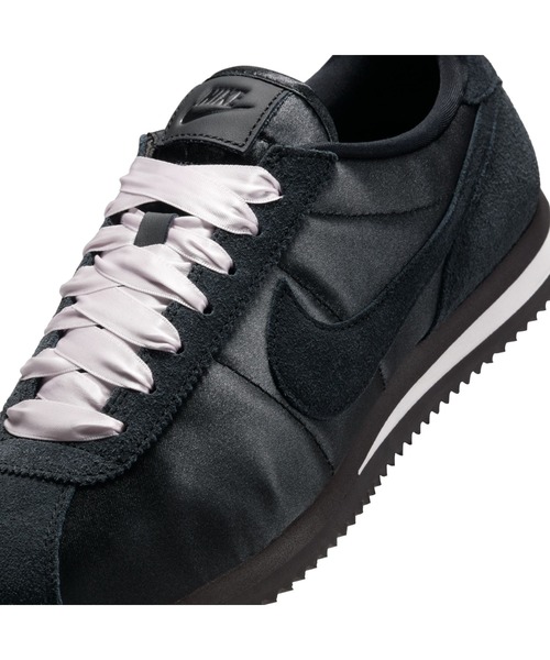 NIKE(ナイキ)の「W CORTEZ TXT SE(スニーカー・レディース・ブラック・24.5cm/24.0cm/23.5cm/23.0cm/22.5cm/25.0cm)」の4枚目の写真