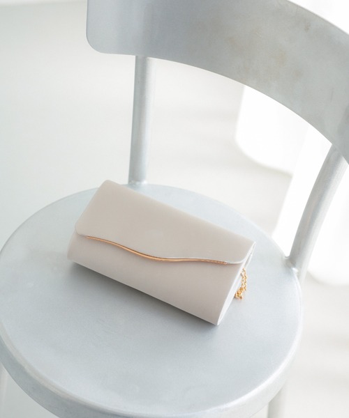 Dorry Doll(ドリードール)の「ウエーブ金具サテンクラッチ(クラッチバッグ・レディース・チャコール/ベージュ/ブラック・FREE)」の1枚目の写真