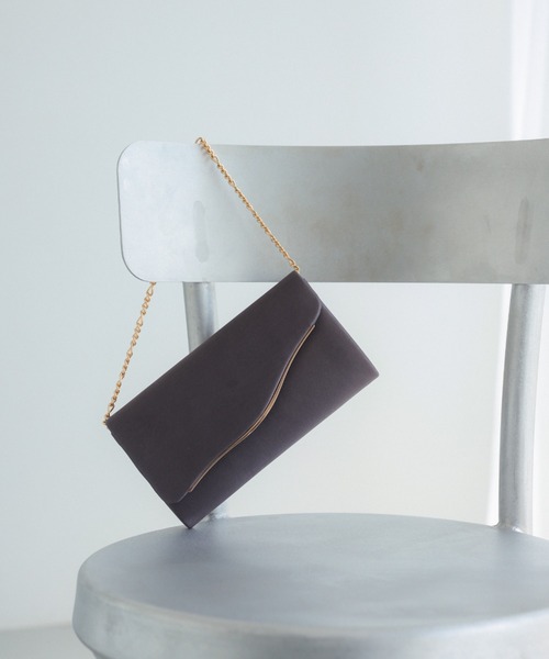 Dorry Doll(ドリードール)の「ウエーブ金具サテンクラッチ(クラッチバッグ・レディース・チャコール/ベージュ/ブラック・FREE)」の3枚目の写真