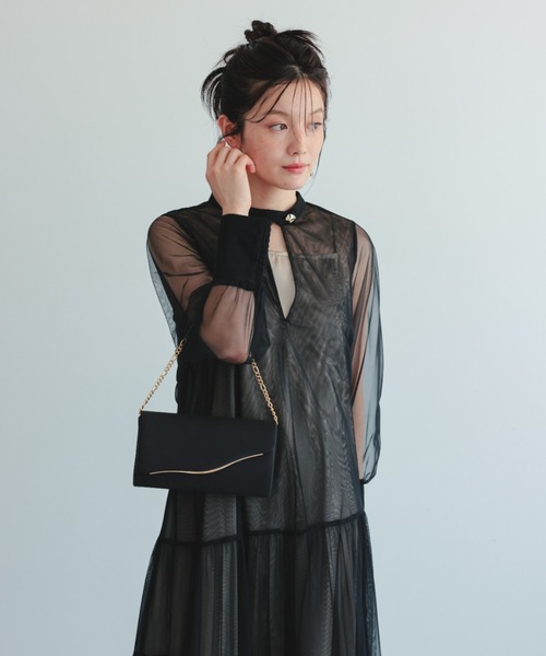 Dorry Doll(ドリードール)の「ウエーブ金具サテンクラッチ(クラッチバッグ・レディース・チャコール/ベージュ/ブラック・FREE)」の2枚目の写真