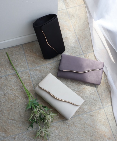 Dorry Doll(ドリードール)の「ウエーブ金具サテンクラッチ(クラッチバッグ・レディース・チャコール/ベージュ/ブラック・FREE)」の4枚目の写真