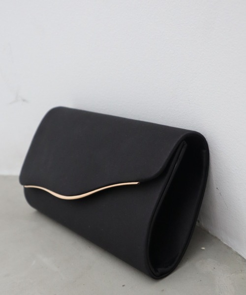 Dorry Doll(ドリードール)の「ウエーブ金具サテンクラッチ(クラッチバッグ・レディース・チャコール/ベージュ/ブラック・FREE)」の9枚目の写真