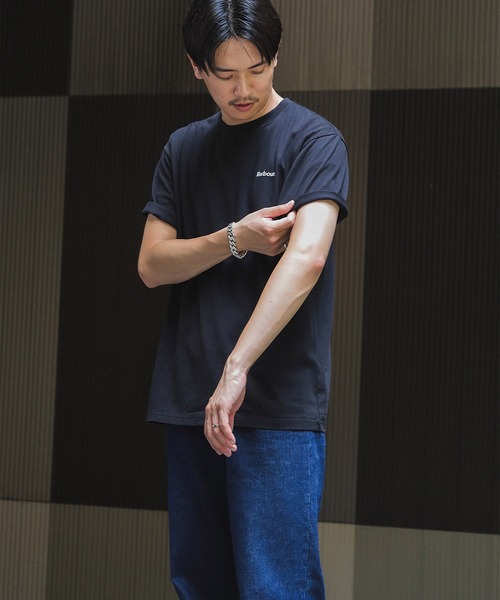 Barbour（バブアー）の「Barbour / 刺繍 ロゴ Tシャツ（Tシャツ/カットソー・メンズ・ブラック/ベージュ/ネイビー/ケリーグリーン/ロイヤルブルー・S/M/L/XL）」の2枚目の写真