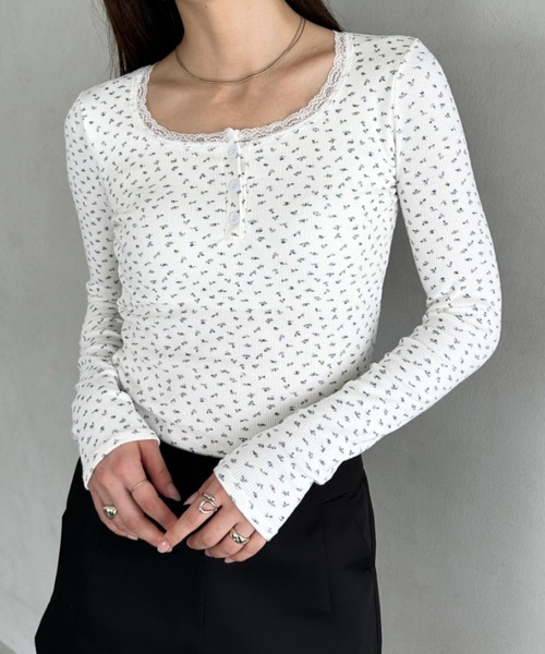 MYMOOD.(マイムード)の「カップ付き花柄ヘンリーネック ロングスリーブカットソー(Tシャツ/カットソー・レディース・ホワイト/アイボリー/ブラック・FREE)」の2枚目の写真