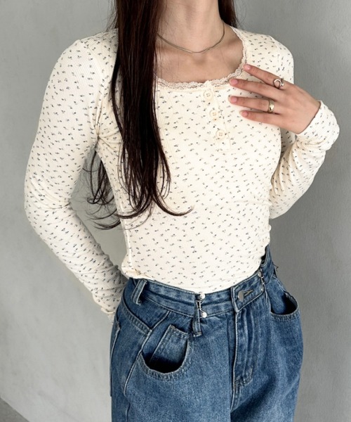 MYMOOD.(マイムード)の「カップ付き花柄ヘンリーネック ロングスリーブカットソー(Tシャツ/カットソー・レディース・ホワイト/アイボリー/ブラック・FREE)」の1枚目の写真