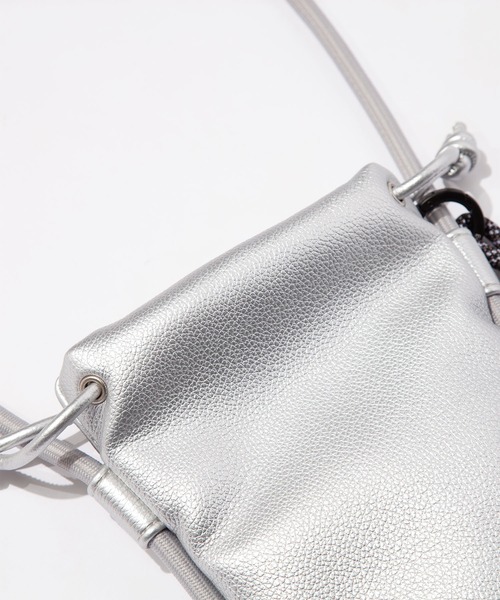 F/CE. （エフシーイー）の「F/CE. TECH LEATHER MAP POCHETTE / エフシーイー テックレザー マップポシェット（ショルダーバッグ・メンズ・ブラック/シルバー/レッド/ベージュ・FREE）」の10枚目の写真