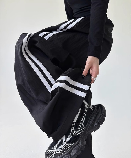 MASHIRO(マシロ)の「【MASHIRO】ポリ2ラインワイドトラックパンツ ジャージ(MA/EKW118)(その他パンツ・レディース・ライトグレー/ブラック・FREE)」の4枚目の写真