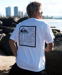Quiksilver(クイックシルバー)の「DISTORTED BOX ST/ クイックシルバーダンボールニットボックスロゴバックプリント半袖Tシャツ(Tシャツ/カットソー)」