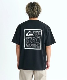 Quiksilver（クイックシルバー）の「DISTORTED BOX ST/ クイックシルバーダンボールニットボックスロゴバックプリント半袖Tシャツ（Tシャツ/カットソー）」