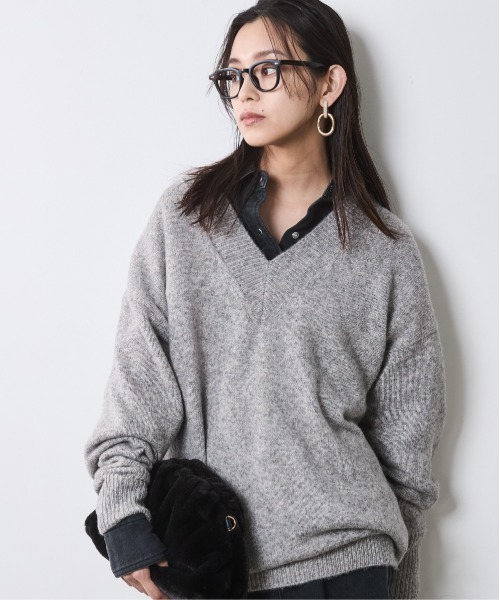 CHIC STYLE（シックスタイル）の「Vネックニットチュニック＜大きいサイズ有＞シックスタイル（ニット/セーター・レディース・ベージュ/グレー・M/L/LL/3L/4L/5L）」の2枚目の写真
