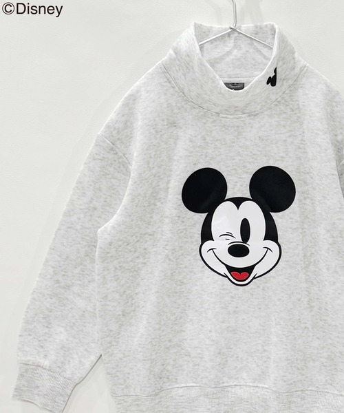 Disney（ディズニー）の「キッズ MICKEY MOUSE 裏起毛 ミッキーオーバーサイズ ハイネックトレーナー（スウェット・キッズ・杢グレー/ダークグリーン/チャコールグレー/グレイッシュベージュ/グレー系その他/キャメル/オートミール/ネイビー・110cm/120cm/130cm/140cm/150cm/160cm）」の4枚目の写真