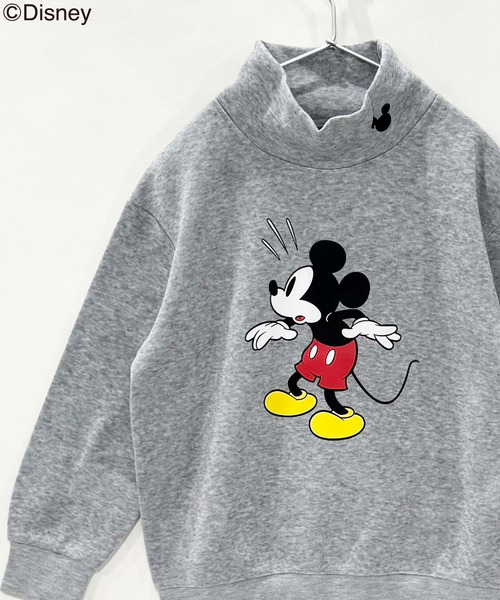 Disney（ディズニー）の「キッズ MICKEY MOUSE 裏起毛 ミッキーオーバーサイズ ハイネックトレーナー（スウェット・キッズ・杢グレー/ダークグリーン/チャコールグレー/グレイッシュベージュ/グレー系その他/キャメル/オートミール/ネイビー・110cm/120cm/130cm/140cm/150cm/160cm）」の2枚目の写真