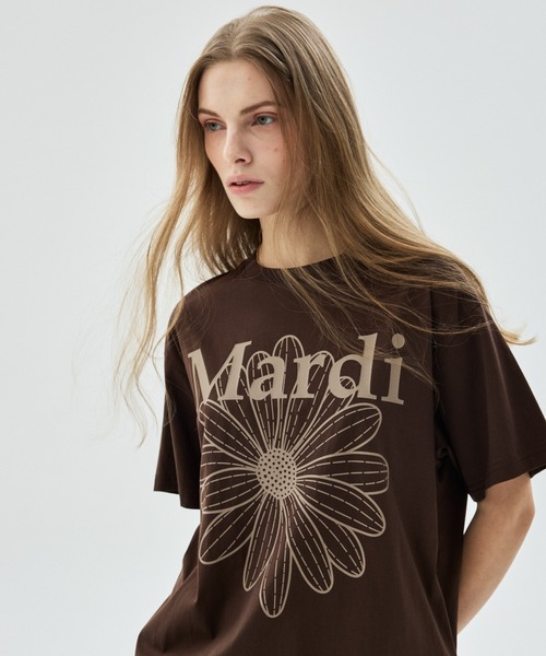 Mardi Mercredi(マルディメクルディ)の「TSHIRT FLOWERMARDI / Tシャツ フラワーマルディ(Tシャツ/カットソー・レディース・ベージュ系その他/チャコール/オートミール/クリーム/ブラウン/ベージュ系その他2/ブラック×パープル/ベージュ系その他3/ブラウン系その他/ペールイエロー/ベージュ系その他4/ネイビー・FREE)」の4枚目の写真