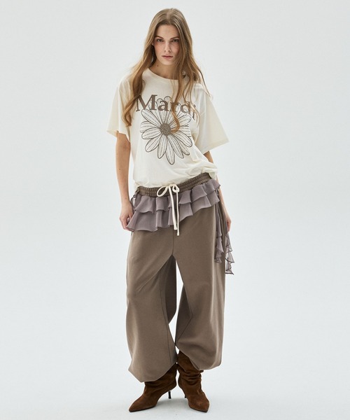 Mardi Mercredi(マルディメクルディ)の「TSHIRT FLOWERMARDI / Tシャツ フラワーマルディ(Tシャツ/カットソー・レディース・ベージュ系その他/チャコール/オートミール/クリーム/ブラウン/ベージュ系その他2/ブラック×パープル/ベージュ系その他3/ブラウン系その他/ペールイエロー/ベージュ系その他4/ネイビー・FREE)」の22枚目の写真