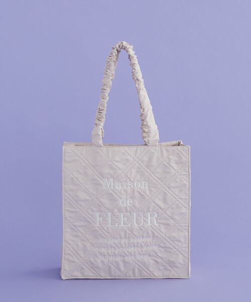 ブランドロゴ刺繍キルティングスクエアトート（トートバッグ