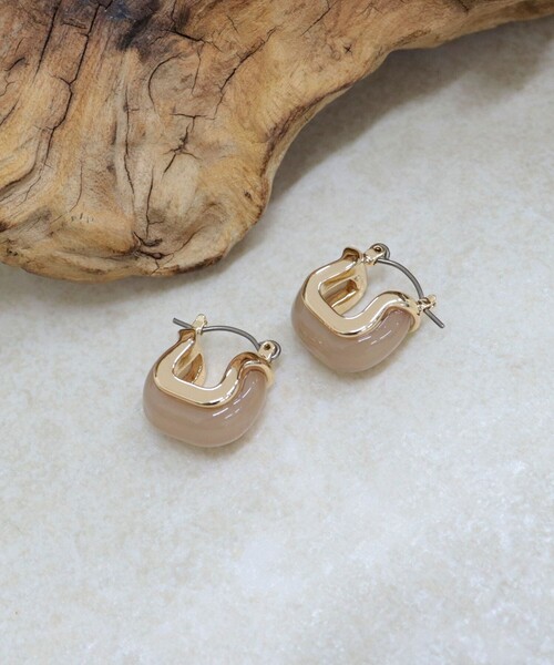 fredy emue（フレディエミュ）の「フェイクストーンスクエアピアス（ピアス（両耳用）・レディース・ベージュ/ライトグレー/ブラウン・FREE）」の3枚目の写真